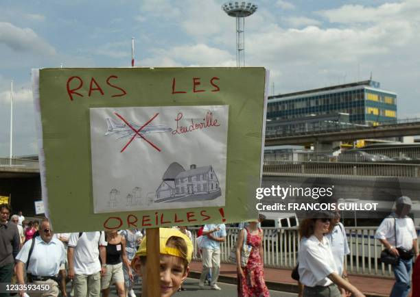 Des personnes défilent, le 23 juin 2002 aux abords de l'aéroport d'Orly, lors d'une manifestation contre les nuisances aériennes, à l'appel d'élus et...