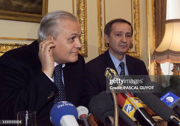 Le président serbe Milan Milutinovic participe, le 15 février à Paris, à une conférence de presse au cours de laquelle il a fermement réaffirmé...
