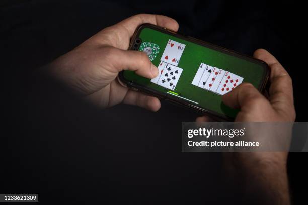 An online game is played on a smartphone. With the new State Treaty on Gambling, which comes into force on July 1, previously prohibited virtual slot...