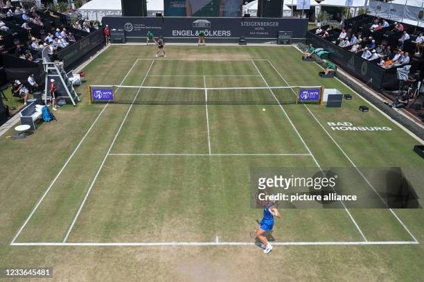 June 2021, Hessen, Bad Homburg: Tennis: WTA Tour, Singles, Women, Quarterfinals, Bad Homburg Open, Kerber - Anisimova . Angelique Kerber in action...