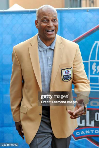 Hall of Fame safety Ronnie Lott enters the stadium prior to the 2017 Pro Football Hall of Fame Enshrinement Ceremony at Tom Benson Hall of Fame...