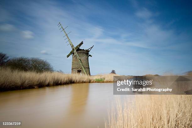 brograve derelict mill - molino de viento tradicional fotografías e imágenes de stock