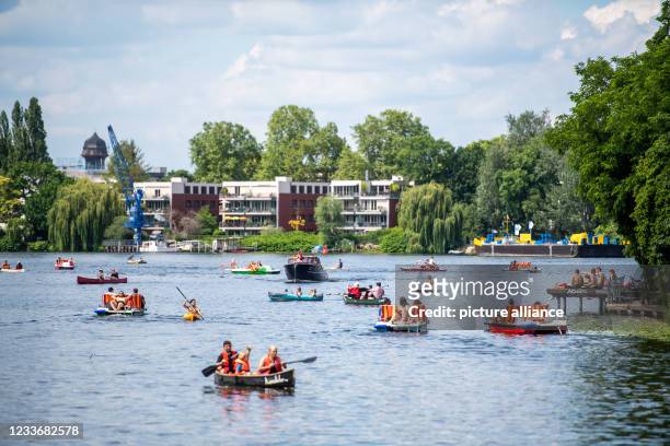 Paddle boats and pedal boats can be ridden on the Spree. Photo: Christophe Gateau/dpa