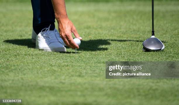 June 2021, Bavaria, Moosinning: Golf: European Tour - International Open, Singles, Men, 4th round. A player prepares his tee shot. Photo: Sven...