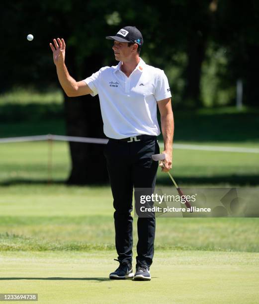 June 2021, Bavaria, Moosinning: Golf: European Tour - International Open, Singles, Men, 4th Round. Viktor Hovland from Norway in action. Photo: Sven...