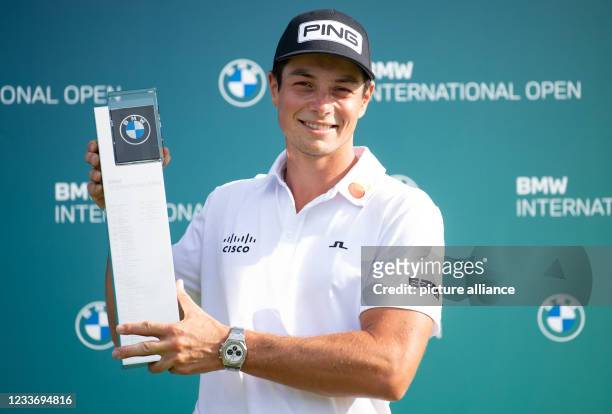 June 2021, Bavaria, Moosinning: Golf: Europe Tour - International Open, Singles, Men, 4th Round. Viktor Hovland from Norway is happy about the...