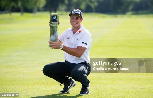 June 2021, Bavaria, Moosinning: Golf: Europe Tour - International Open, Singles, Men, 4th Round. Viktor Hovland from Norway is happy about the...