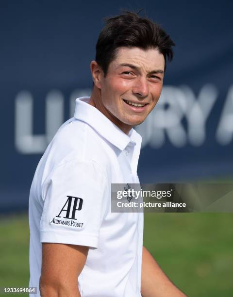 June 2021, Bavaria, Moosinning: Golf: Europe Tour - International Open, Singles, Men, 4th Round. Viktor Hovland from Norway is happy about the...