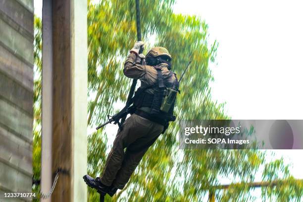 Soldier Rappel Army Rappel Photos and Premium High Res Pictures - Getty Images