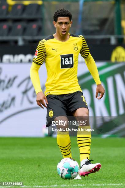 Jude Bellingham of Borussia Dortmund controls the ball during the Bundesliga match between Borussia Dortmund and Bayer 04 Leverkusen at Signal Iduna...
