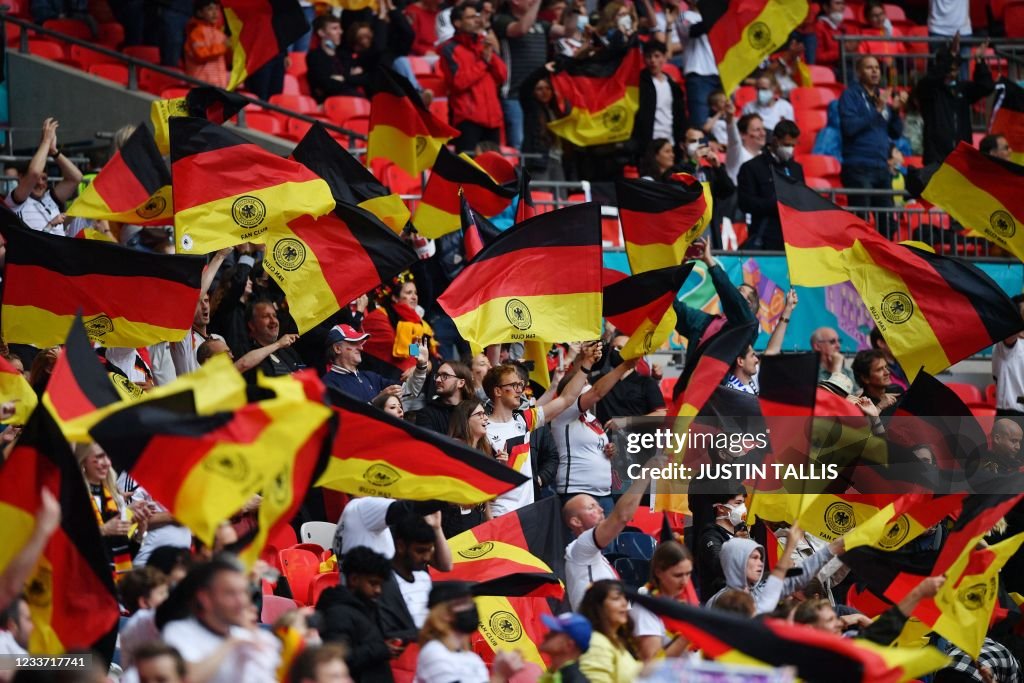 TOPSHOT-FBL-EURO-2020-2021-MATCH44-ENG-GER-FANS