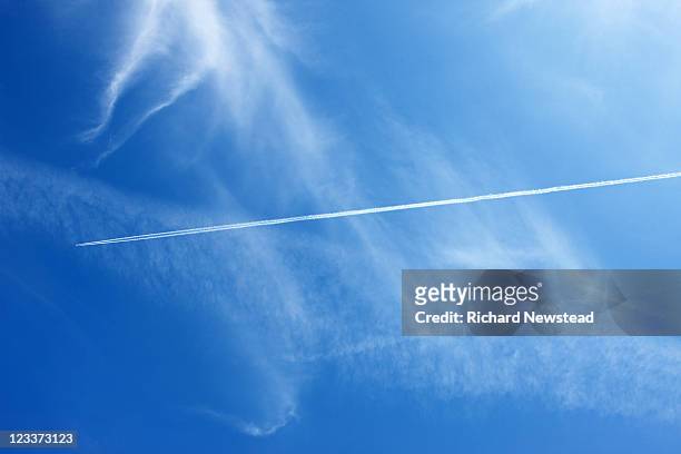 plane with vapor trails - slipstream stock pictures, royalty-free photos & images