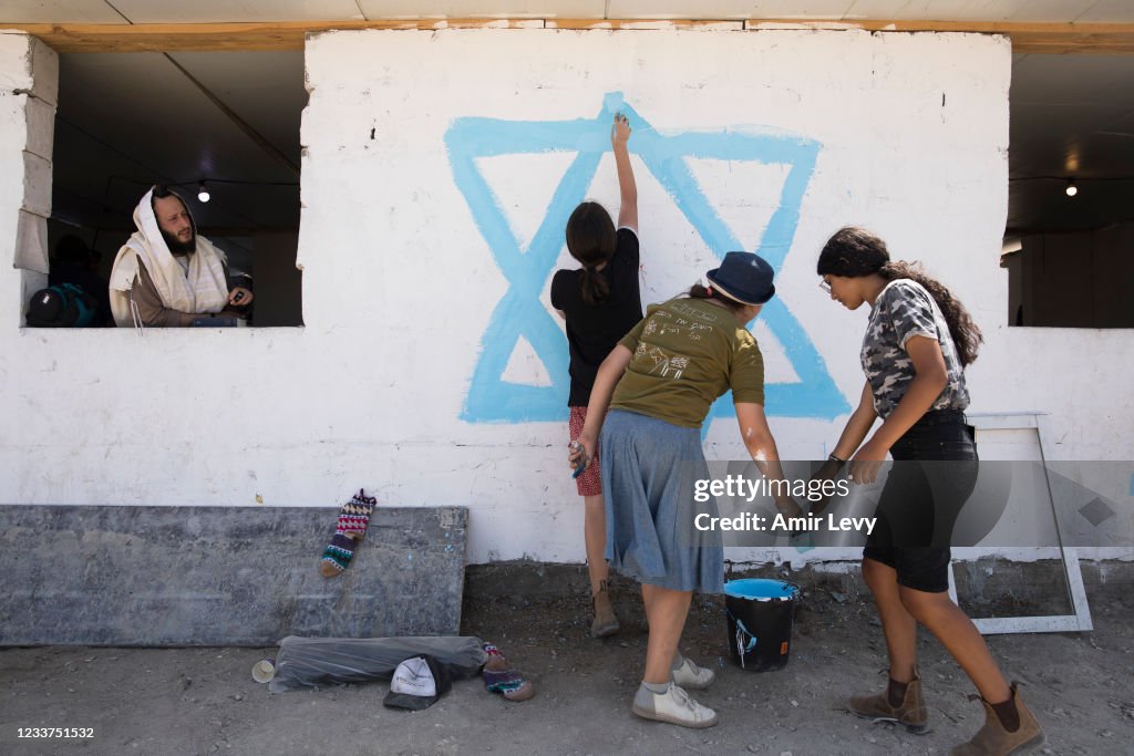 Residents To Vacate Illegal West Bank Settlement In Deal That Leaves Structures Intact
