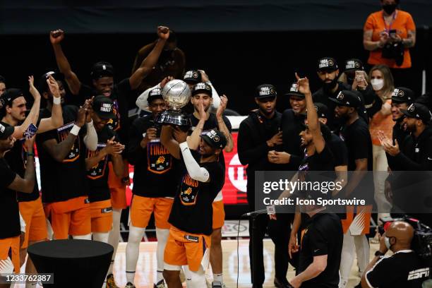 Phoenix Suns guard Chris Paul holds up the trophy after game 6 of the NBA Western Conference Final between the Phoenix Suns and the Los Angeles...