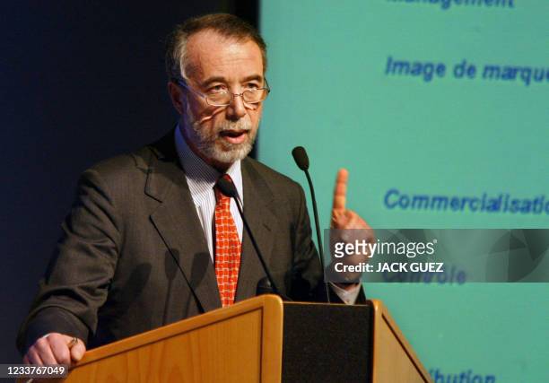 Le président-directeur général du groupe Gucci Domenico de Sole s'adresse aux journalistes, le 07 mars 2002 à Paris lors d'une conférence de presse...