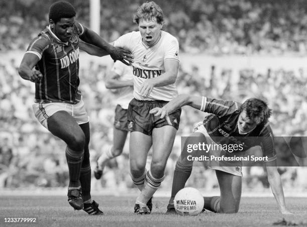 Clive Allen of Tottenham Hotspur is crowded out by Bob Hazell and Andy Feeley of Leicester City during a Canon League Division One match at White...