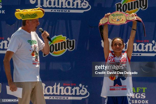 New York City Mayor Bill De Blasio presents the championship belt to Michelle Lesco at the women's 2021 Nathan's Famous 4th Of July International Hot...