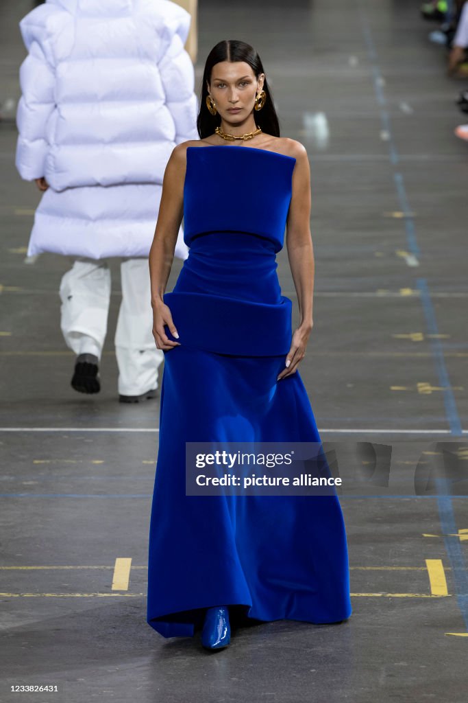 Bella Hadid at OFF-WHITE Fall Winter 2021 collection runway on July 2021 - Paris, France. 04/07/2021