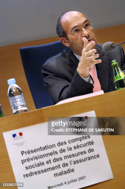 Le ministre des Comptes publics Eric Woerth participe à une conférence de presse le 04 juillet 2007 à Paris, lors de la présentation d'un plan de...