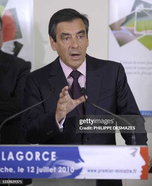 Le Premier ministre François Fillon prononce un discours, le 12 juillet 2010, dans le cadre de sa visite de la cave coopérative UVICA à Ruoms lors de...