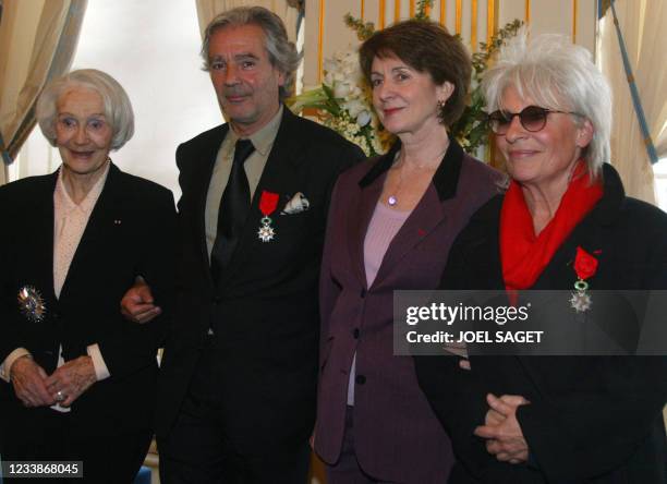 La ministre de la Culture Catherine Tasca pose, le 10 avril 2002 au ministère de la Culture à Paris, entourée de la comédienne Gis�èle Casadesus ,...