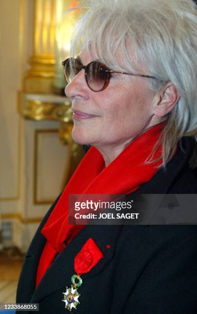 La chanteuse française Catherine Lara pose, le 10 avril 2002 au ministère de la Culture à Paris, après avoir reçu les insignes d'officier de la...