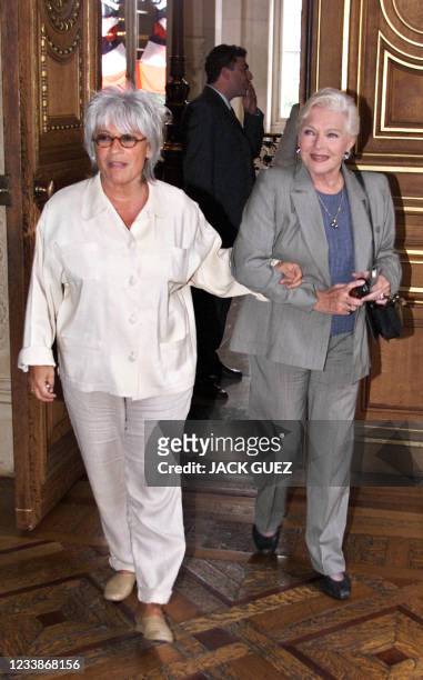 La chanteuse et musicienne Catherine Lara arrive en compagnie de la meneuse de revue Line Renaud le 15 juin 2001 à l'hôtel de ville de Paris lors...