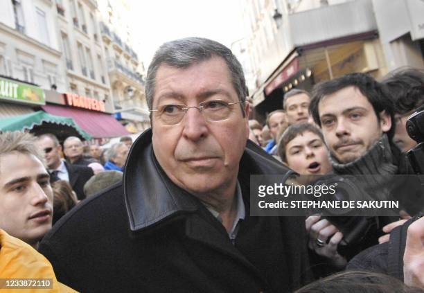 Le maire sortant UMP de Levallos-Perret, Patrick Balkany fait campagne le 17 février 2008 sur un marché de sa ville où il est candidat à sa...
