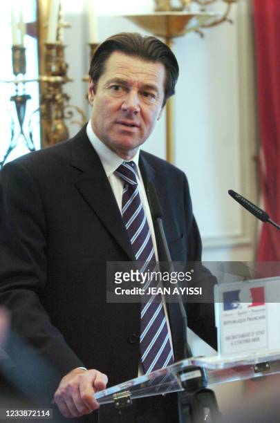 Le secrétaire d'Etat à l'Outre-Mer Christian Estrosi s'exprime, le 17 mars 2008 au secrétariat d'Etat à l'Outre-mer à Paris, lors d'une conférence de...