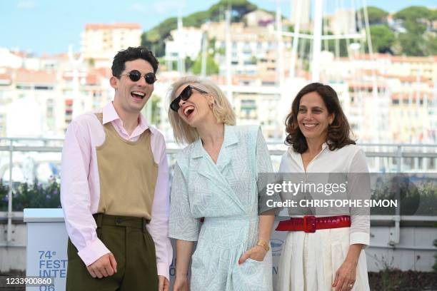 British actor Josh O'Connor, French director Eva Husson and British film producer Elizabeth Karlsen pose during a photocall for the film "Mothering...