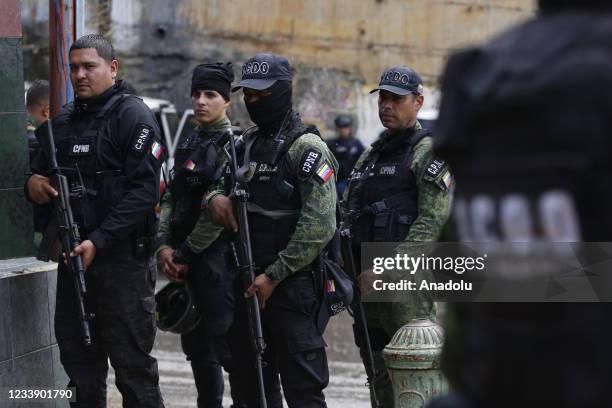 Members of the Special Action Forces set up a checkpoint on one of the main avenues of the La Cota 905 neighborhood, during the confrontations...
