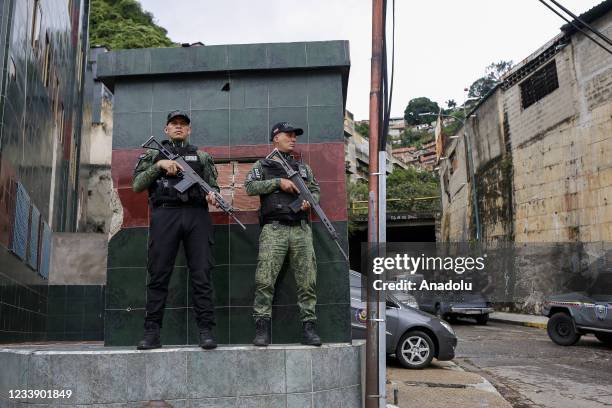 Members of the Special Action Forces set up a checkpoint on one of the main avenues of the La Cota 905 neighborhood, during the confrontations...