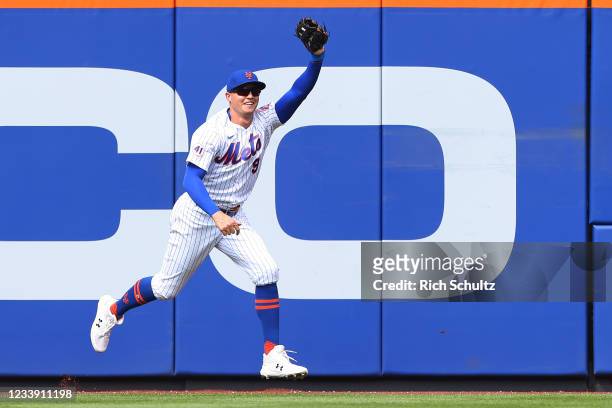 Centerfielder Brandon Nimmo of the New York Mets reacts after he made a leaping catch to rob Bryan Reynolds of the Pittsburgh Pirates of a home run...