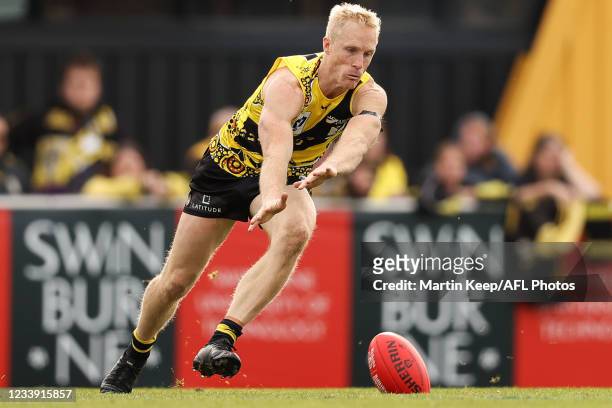 Steve Morris of the Tigers attempts to mark the ball during the round 13 VFL match between the Richmond Tigers and the Collingwood Magpies at The...