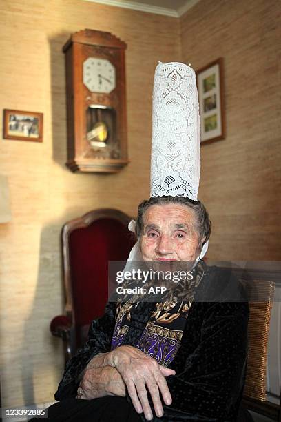 Marie Lambour, une bretonne de 100 ans pose avec la coiffe bigoudène, le 02 septembre 2011 à son domicile de Pont-L'Abbé. Aujourd'hui, la vielle dame...