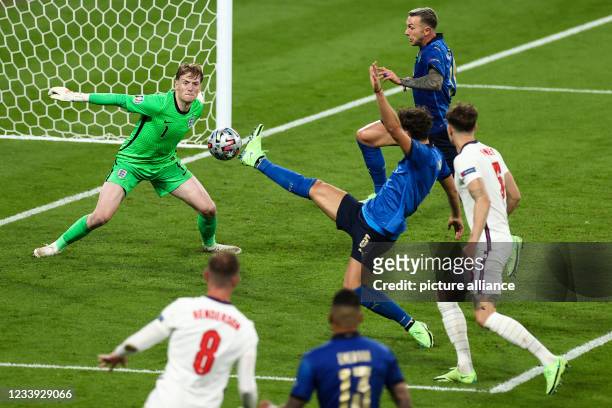 July 2021, United Kingdom, London: Football: European Championship, Italy - England, final round, final at Wembley Stadium. Italy's Manuel Locatelli...