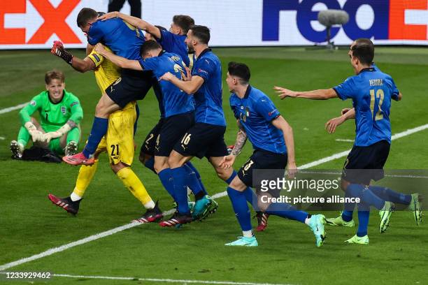 July 2021, United Kingdom, London: Football: European Championship, Italy - England, final round, final at Wembley Stadium. Italy's players cheer...