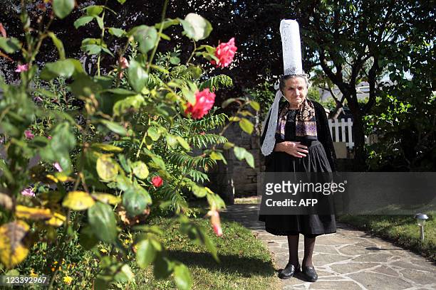 Marie Lambour, une bretonne de 100 ans pose avec la coiffe bigoudène, le 02 septembre 2011 à son domicile de Pont-L'Abbé. Aujourd'hui, la vielle dame...