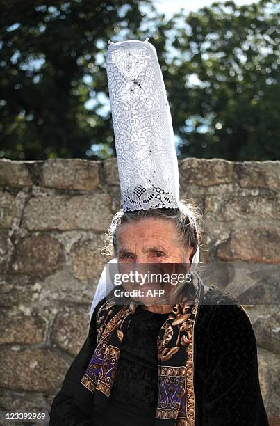 Marie Lambour, une bretonne de 100 ans pose avec la coiffe bigoudène, le 02 septembre 2011 à son domicile de Pont-L'Abbé. Aujourd'hui, la vielle dame...
