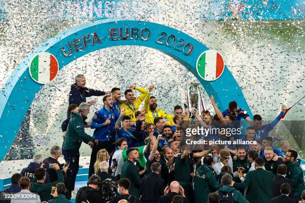 July 2021, United Kingdom, London: Football: European Championship, Italy - England, final round, final at Wembley Stadium. Italy's players cheer...