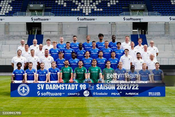 July 2021, Hessen, Darmstadt: The team - John Peter Sesay, Matthias Bader, Adrian Stanilewicz, Tim Skarke, Steve Kroll, Marcel Schuhen, Morten...