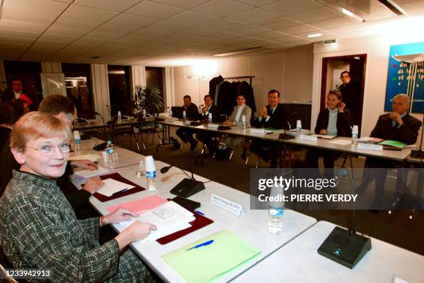 La ministre de la Jeunesse et des Sports, Marie-George Buffet , le président de Radio France et du GIE , Jean-Marie Cavada , et les responsables des...