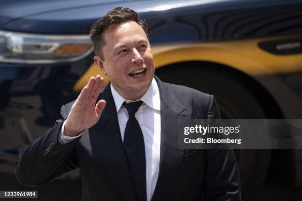 Elon Musk, chief executive officer of Tesla Inc., waves while departing court during the SolarCity trial in Wilmington, Delaware, U.S., on Tuesday,...