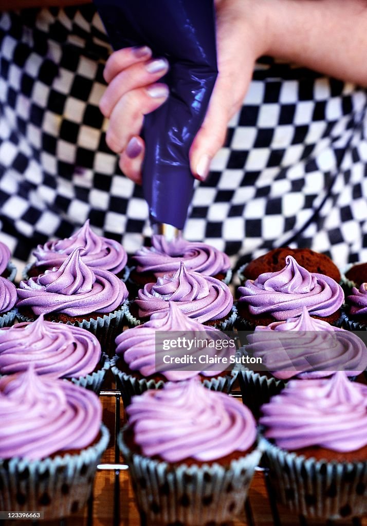 Icing lilac cupcakes