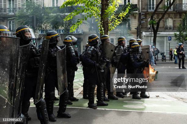 Garbage Riots Garbage Can Fire Photos and Premium High Res Pictures - Getty Images