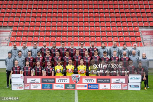 July 2021, Bavaria, Ingelheim: Team photo session FC Ingolstadt for the 2021/2022 season at Audi Sportpark. Back row, from left: Co-coach analysis...