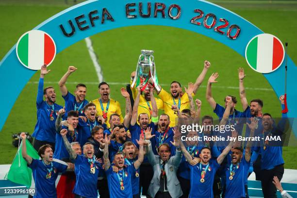Giorgio Chiellini of Italy celebrates winning EURO 2020 by lifting the Henri Delaunay Cup trophy aloft with team mates during the UEFA Euro 2020...