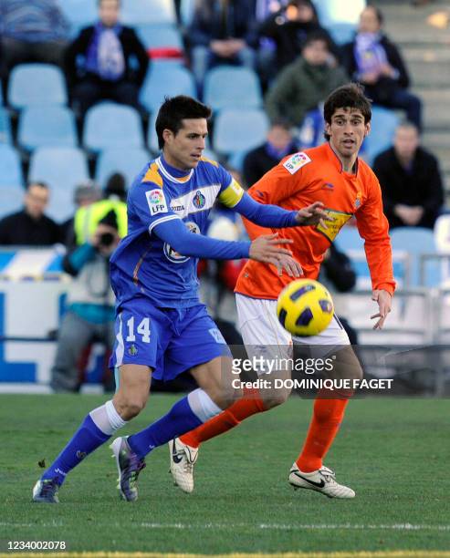 Getafe's forward Manu del Moral vies with Espanyol's Argentinian defender Juan Forlin during the Spanish league football match Getafe CF vs RCD...
