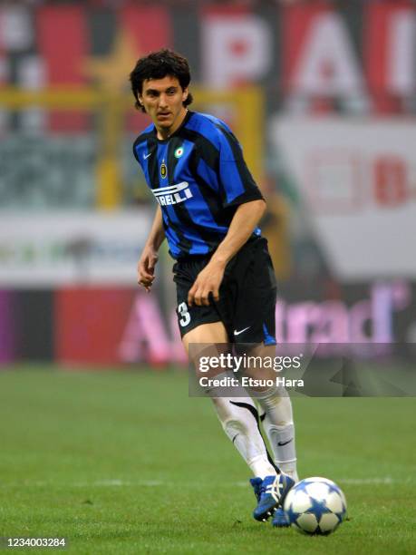 Nicolas Burdisso of Inter Milan in action during the Serie A match between AC Milan and Inter Milan at the Stadio Giuseppe Meazza on April 14, 2006...