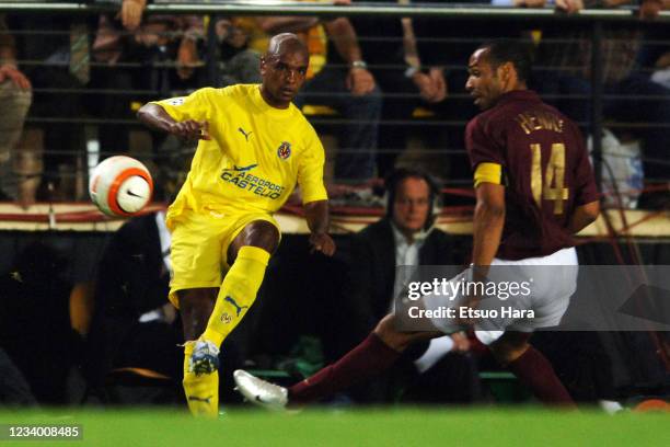 Marcos Senna of Villarreal takes on Thierry Henry of Arsenal during the UEFA Champions League semi final second leg match between Villarreal and...